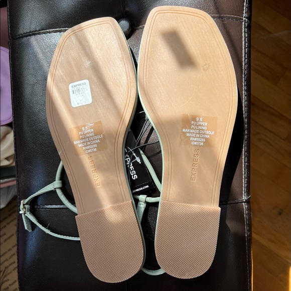 EXPRESS T-STRAP SANDAL - Picture 3 of 3